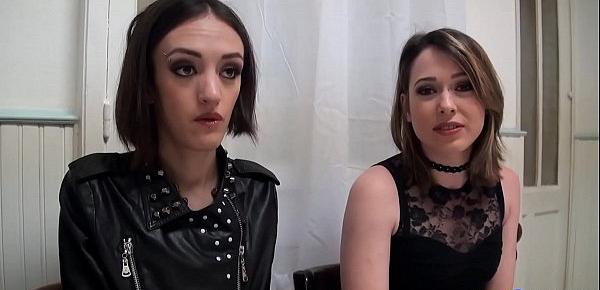  Marie et Sophie deux brunettes coquines partagent une bite